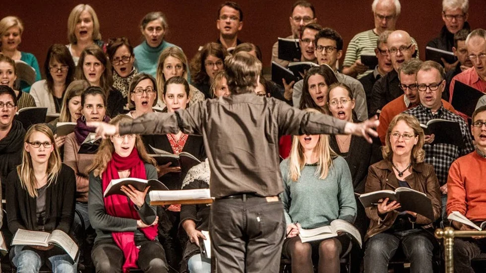 Repetition. Stefan Parkman repeterar med Uppsala akademiska Kammarkör och Philharmonisher Chor Berlin till den Skandinaviska premiären av Sven-David Sandströms "Matteuspassionen" eller "Matthäus-Passion".