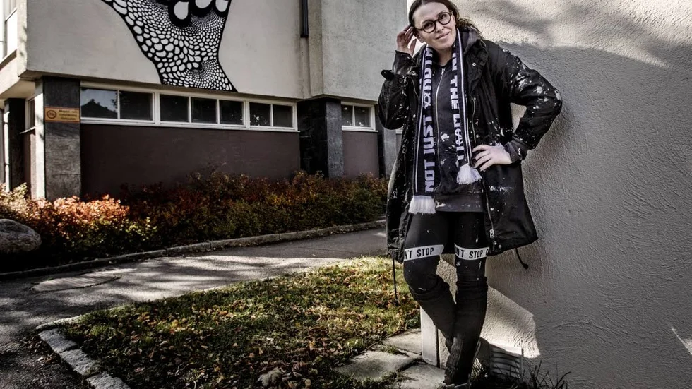 Ställer frågor. Konstnären Carolina Falkholt har uppfört tre verk i Uppsala, som tematiskt hänger samman. Två av dem finns på Granitvägen i Eriksberg. På fasaden bakom henne syns en hand av flera som sammantaget tecknar ordet "techno". På huset bredvid uppför hon verket "teckna". I sin konst utgår  hon ifrån sina egna frågor om varför världen ser ut som den gör, undersöker maktstrukturer och varför vi handlar som vi gör.
