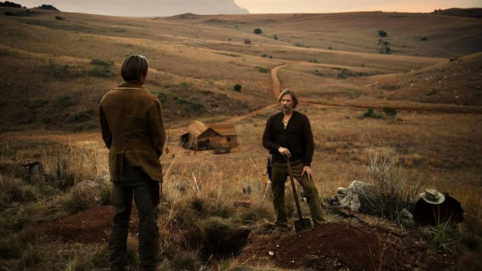 Mads Mikkelsen och Mikael Persbrandt övertygar som revolvermän i westernfilmen "The salvation", som annars hänger sig åt en hel del schabloner.