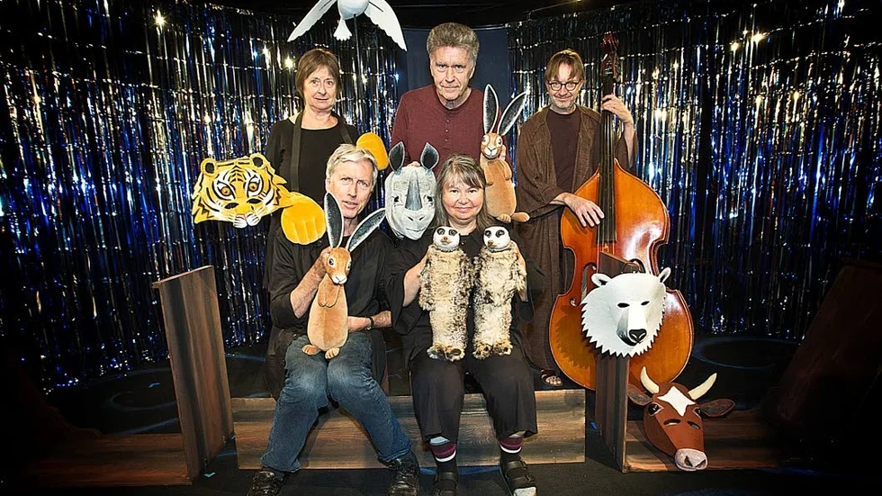 Teater Spektaklet och Teater Tusan tillsammans med sina medspelare djurdockorna. På bild: översta raden Görel Schönbäck, Leif Ericson, Ola Johansson, nedersta raden Per Löfblad, Margareta Löfblad.