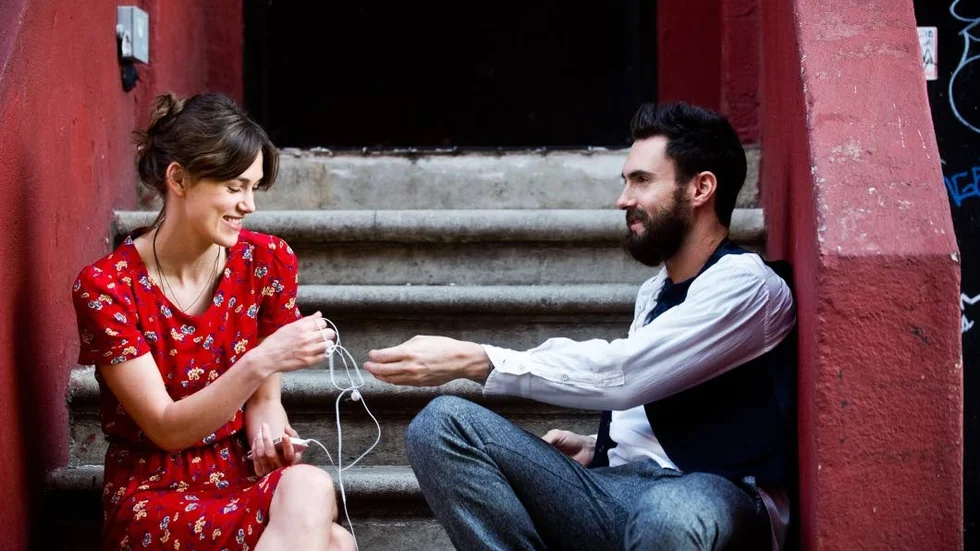 Keira Knightley spelar mot Adam Levine från Maroon 5, i en film om musik, kärlek och att våga vara sann mot sig själv.