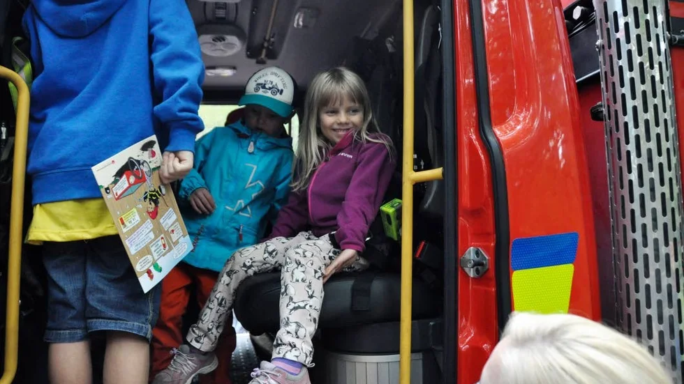 En av höjdpunkterna var att klättra in i brandbilarna. Signe Mellberg Lantz (t.h.) tycker det är roligt.