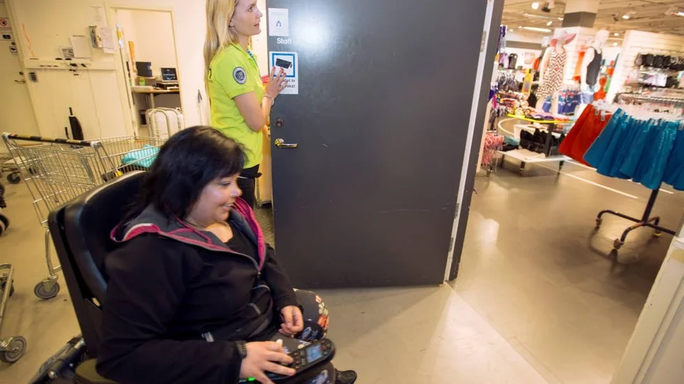 Handla. – Man får be, "snälla kan du släppa in mig, snälla kan du släppa ut mig." Man blir inte en person som alla andra, och det är ju det som tillgänglighet handlar om, säger Åsa
