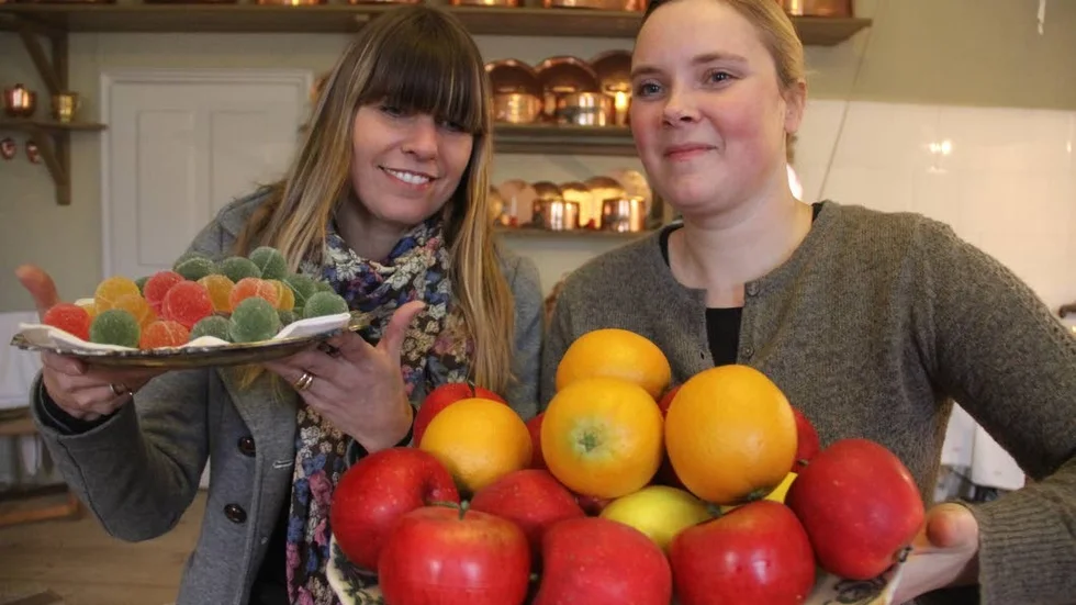 Josephina Wesström Juhlin (th) och Ulrika Borger Dåderman har börjat plocka fram allt julpynt. Nu öppnar herrgården i Lövstabruk för adventsbesökare.