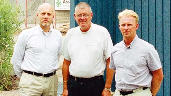 Assi Domäns ledning framför ett av de bullerplank som omgärdar avlastningen från vänster Mikael Eliasson, Jan-Olof Bengtsson och Frederic Lätt.