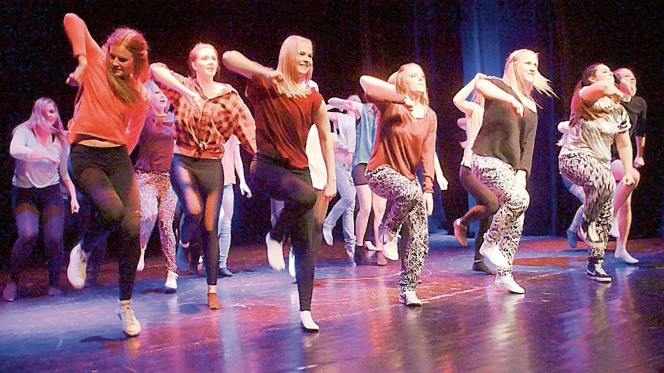 Vilket drag! Dansinriktningen på Vimmerby gymnasium bjöd på en bejublad föreställning under torsdagskvällen. I avslutningsnumret var alla 26 dansare upp på scenen.