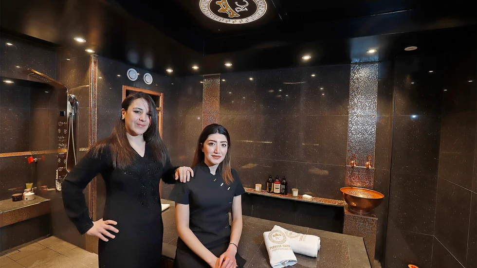Lana Antar och Laila Alkhamesi kommer att ta hand om gästerna i Refresh clinics nybyggda hamam.
