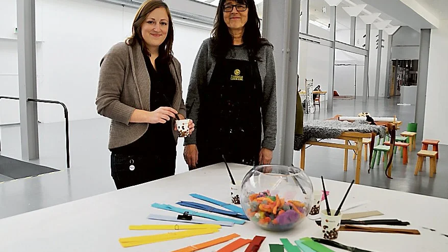 Lina Marcusson och Randi Leirnes bullar upp med papper och annat slöjdmaterial.