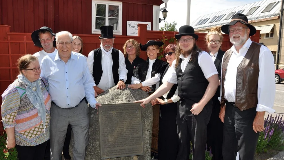 Från vänster: Gunnel Asp, Svenska Peter Cassel sällskapet, Jan Hermelin, Andrew Peterson sällskapet, Hans Larsson, Wasa Orden av Amerika, Åsa Forsman, Folkuniversitetet, Hans Måhagen, Kommunstyrelsens ordförande Kinda kommun, Ann-Louise Södersten, Turismansvarig Kinda kommun, Hanna S. Carlander, Kultursekreterare Kinda kommun, Monica Kastensson, Kommunsekreterare Ydre kommun, Emil Turesson, Kultur- och fritid Kinda kommun, Annelie Sandén, Förvaltningssekreterare Kinda kommun, Sven-Inge Karlsson, Kommunstyrelsens ordförande Ydre. Foto: Alf Wesik