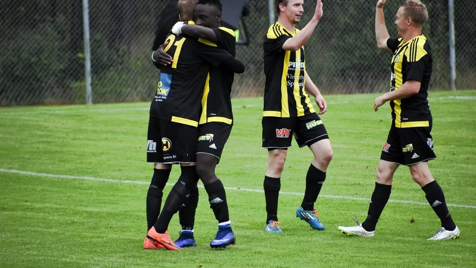 Hampus Wulff, längst till vänster, lägger av med fotbollen.