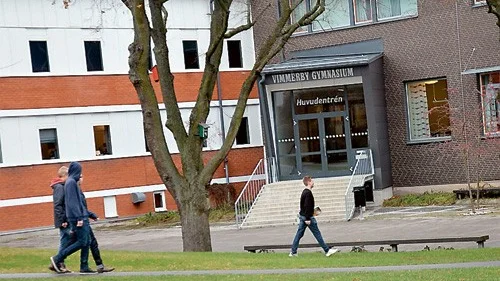 Ett samlat schema med fyra mer effektiva skoldagar per vecka skulle gynna både elever, personal och även kommunens ekonomi, tror Vänsterpartiet i en motion. Men en enig barn- och utbildningsnämnd yrkar nu på avslag. 