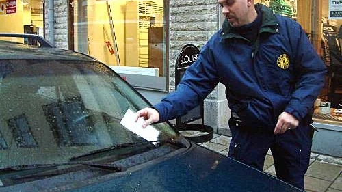 Efter fyra år som parkeringsövervakare i Linköping har Anders Johnsson hört de flesta ursäkterna för att undvika anärkning. Foton: Cecilia Johansson