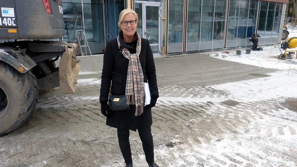 Madeleine Landén är företagschef på RE Fastigheter som just nu fräschar till centrum i Sturefors och som till våren planerar att börja bygga 40 lägenheter på orten. Här är hon framför den utbyggnad där restaurang El Greco ska flytta in.
