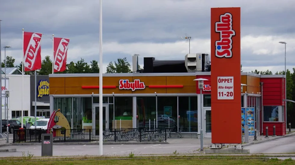 Svårläst? Sibylla vill byta ut pelarskylten med den stående texten. Kommunen tycker att den nya skylten blir för stor.