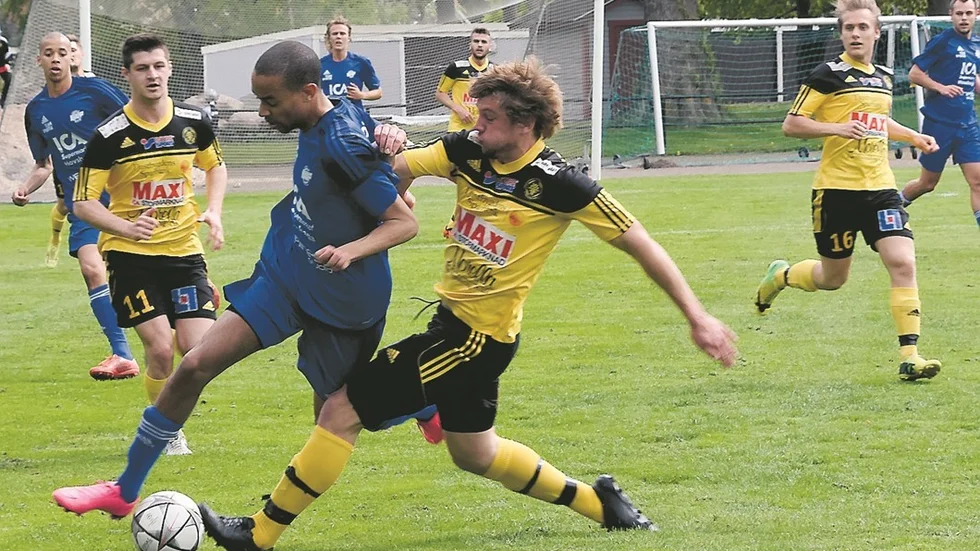 STEGET EFTER. Petter Olovsson slet förtjänstfullt matchen igenom när Västerviks FF inkasserade säsongens första hemmaförlust, 1-2 mot Hovshaga, inför 600 åskådare på Bökensved.