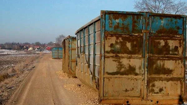 Saknar både reflex och varningsskylt. I en veckas tid har tre containrar blockerat ena körfältet på vägen till Blaxhult.