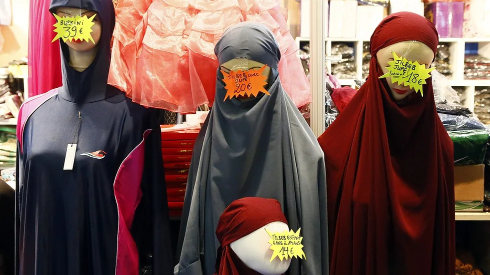 Burkini, en heltäckande islamisk version av bikini, i en butik i Frankrike.