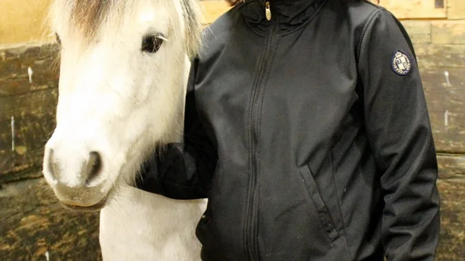 Jennie Norström, projektledare inom Gamleby ridklubb, säger att stämningen och engagemanget numera är på topp inom klubben. Mycket tack vare den nystart man fick möjlighet till genom bidraget från Sparbanksstiftelsen.