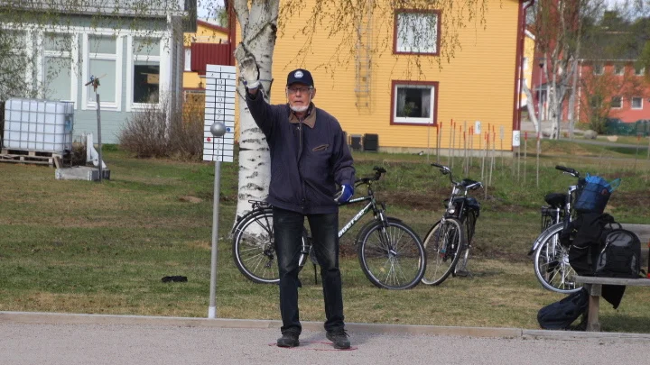 Erling Lindskog skickar iväg klotet.