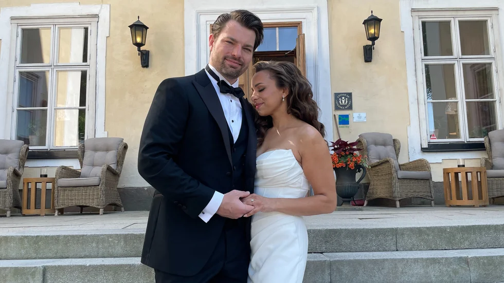 Travis Pearce och Shanthi Appelö har sitt dröm bröllop på Haga slott i Enköping.
