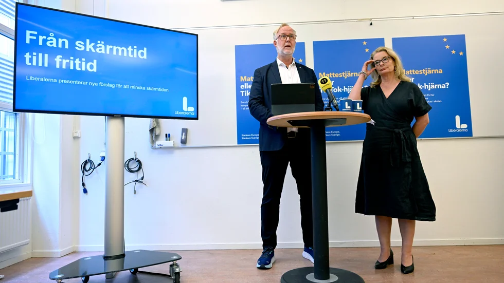 Liberalernas partiledare Johan Pehrson (L) och skolminister Lotta Edholm (L)  presenterar förslag inför EU-valet om att minska barns skärmtid under en pressträff på Vuxenskolan i Uppsala.