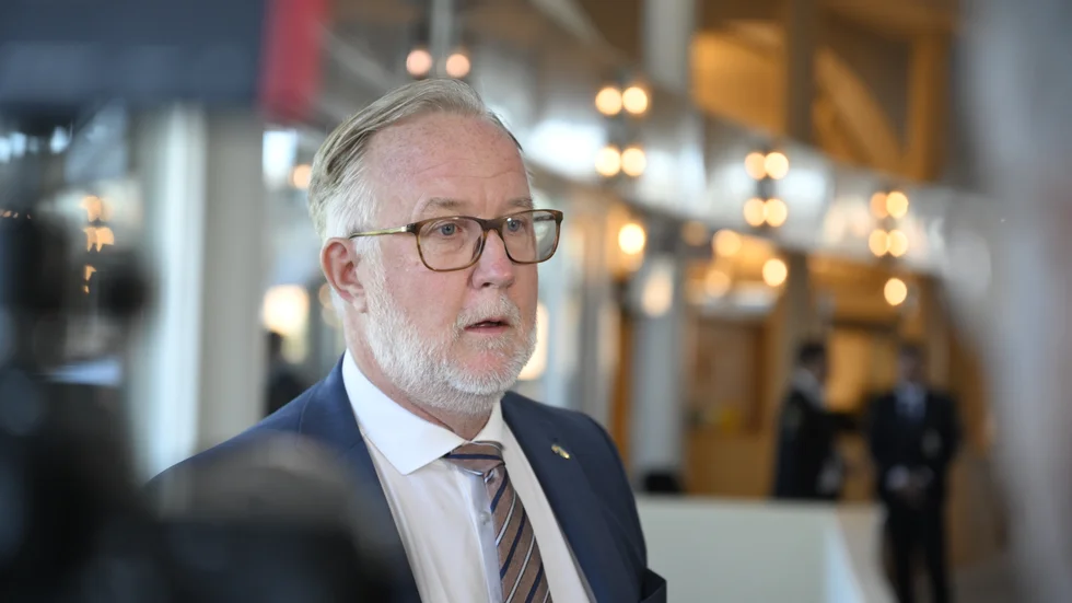 Liberalernas partiledare Johan Pehrson vill sätta press på nätjättarna. Arkivbild.