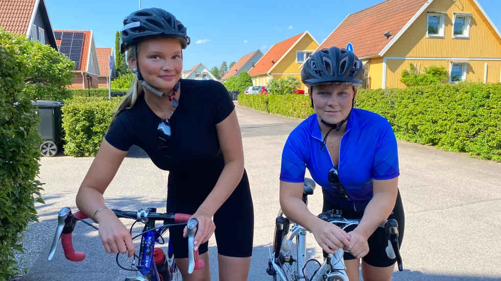 Debutanter i Vätternrundan. Kompisarna Tilde Haglund och Lovisa Lindgren antar utmaningen att cykla 31,5 mil. Först hade de tänkt Halvvättern, men de kom på att de ville ha något mer att bita i.