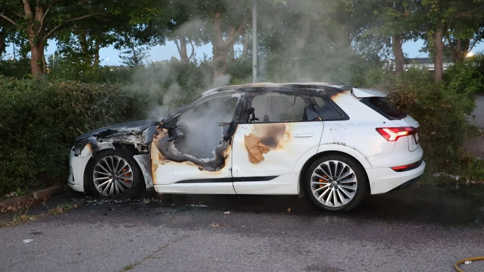 Vid 22.15-tiden hade räddningstjänsten fått stopp på elden. Då var bilen totalförstörd.