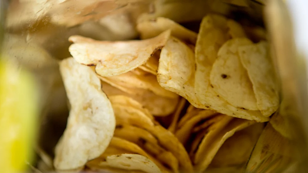 Elever i Tokyo fick akut ont i munnen efter att ha ätit mycket starka chips. Arkivbild.