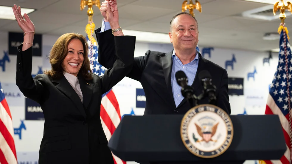 Vicepresident Kamala Harris och hennes man Doug Emhoff på kampanjhögkvarteret i Wilmington i Delaware i måndags.