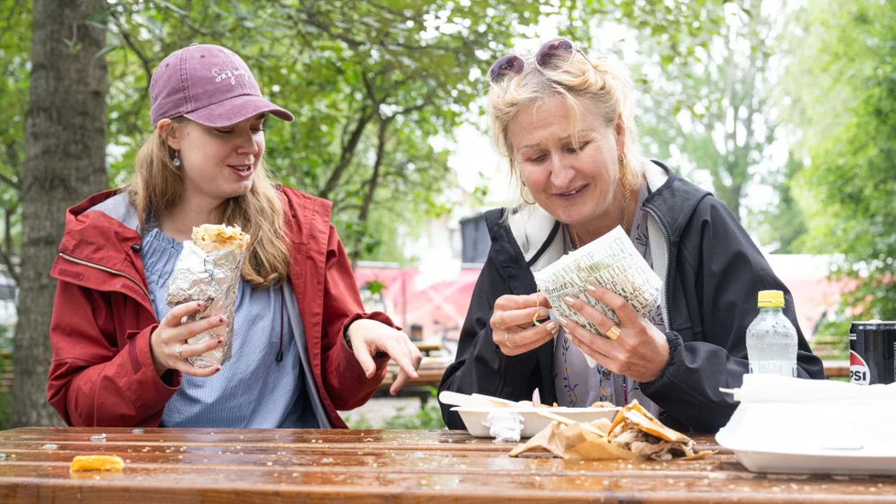 PT:s reportrar Ylva Wennerström och Ylva Forslund hugger in på festivalmaten. Traditionsenligt har PT testat maten på årets Piteå dansar och ler.