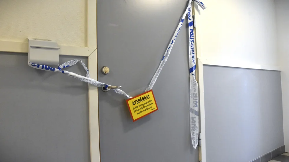Bakom den här dörren skedde den fruktansvärda misshandeln med hammaren i somras. Nu kräver åklagaren att den 64-årige mannen döms till 18 års fängelse.
