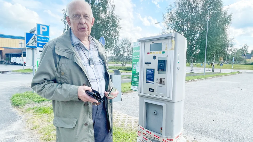 Besviken och frustrerad. Lars Stenberg vid automaten som var trasig även vid Norrans besök på platsen. 