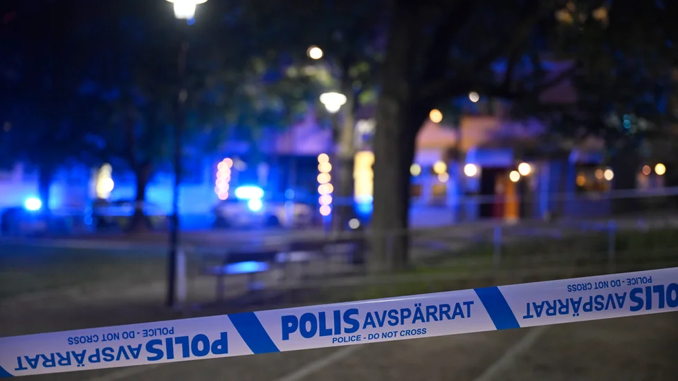 Polisens avspärrningar efter att en person inne på en restaurang skadats i en skottlossning i Midsommarkransen. Arkivbild.
