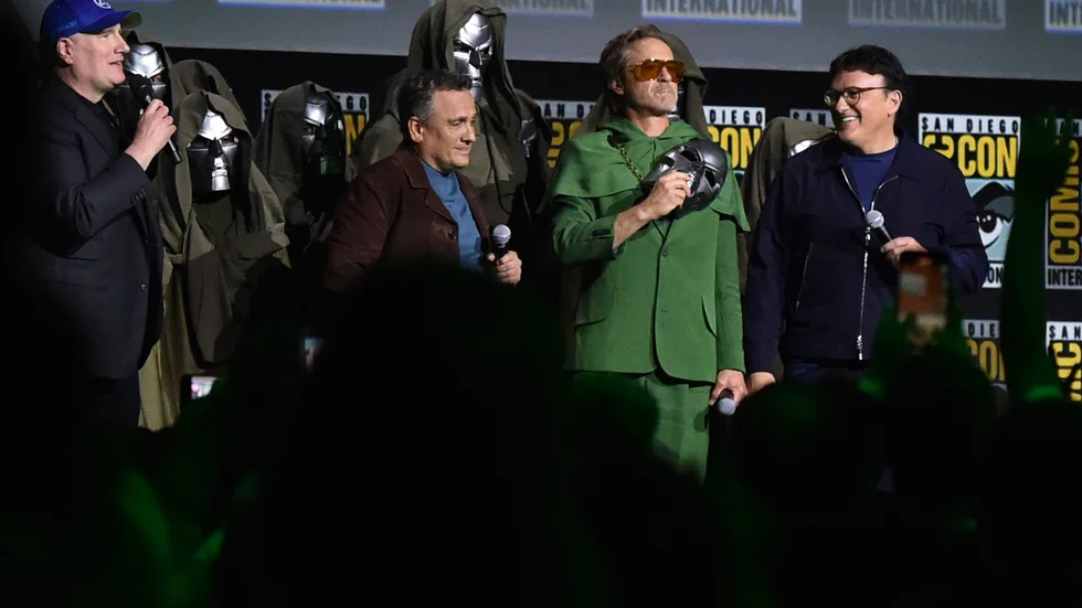 Robert Downey Jr (i gröna kläder) och till vänster om honom regissören Joe Russo på Comic Con-mässan.