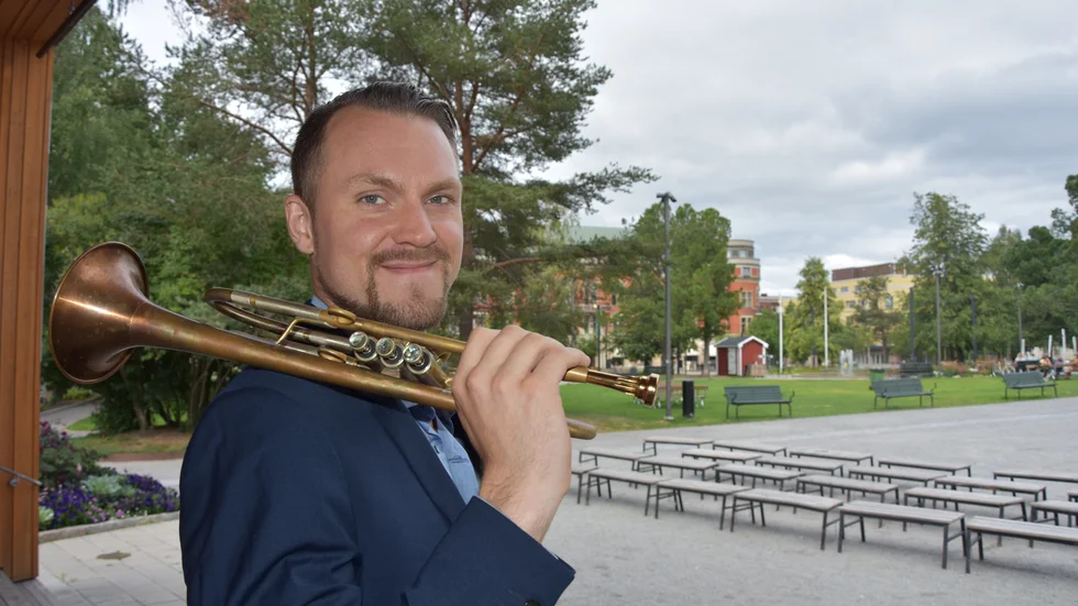Henrik Grahn är examinerad jazzmusiker med trumpeten som sitt instrument, men sedan han tackade ja till vd-rollen i företaget Lotus trumpets har det egna musikskapandet hamnat i skuggan av affärerna. Det amerikanska företaget styr han från hemmet på bostadsområdet Lövskatan.