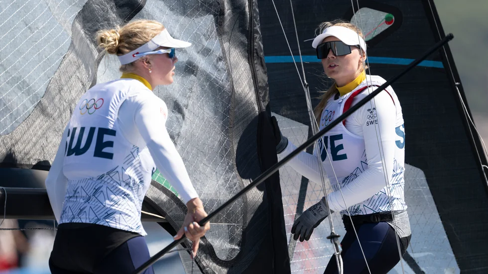 Sveriges Vilma Bobeck och Rebecca Netzler ligger på OS-bronsplats i tvåmansjolle 49er FX efter nio av tolv grundseglingar utanför Marseille. Arkivbild.