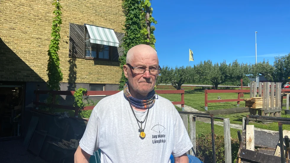 Göran Lindh började tillverka Östgötastolen i samband med att han blev handledare för en grupp på hembygdsgården Ekebyborna 1997. Och han tillverkar dem fortfarande.
