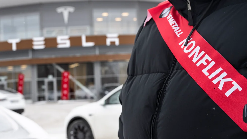 En strejkvakt från IF Metall utanför bilföretaget Teslas anläggning i Örebro i februari i år. Arkivbild.