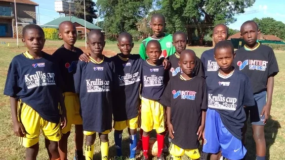 Barn och ungdomar i Mombasa, Kenya, med kläder från Gotlands FF. 