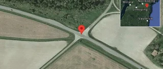 Träd över vägen skapar problem i trafiken
