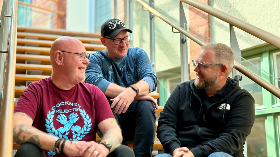 Peter Karlsson, Roger Haraldsson och Pär Palm från Ståplats podcast släpper supportermusik under namnet "Ståplats".