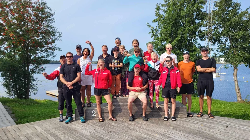 Skellefteå Kanotklubbs kanotister jublar efter en lyckad helg på hemmaplan. 
