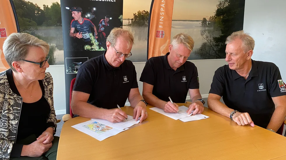 Kommunalrådet Mats Annerfeldt och Tiomilas Mats Rosander signerar avtalet under överinseende av biträdande kommundirektör Anette Asklöf och Björn Persson i Tiomilas arrangörsledning.