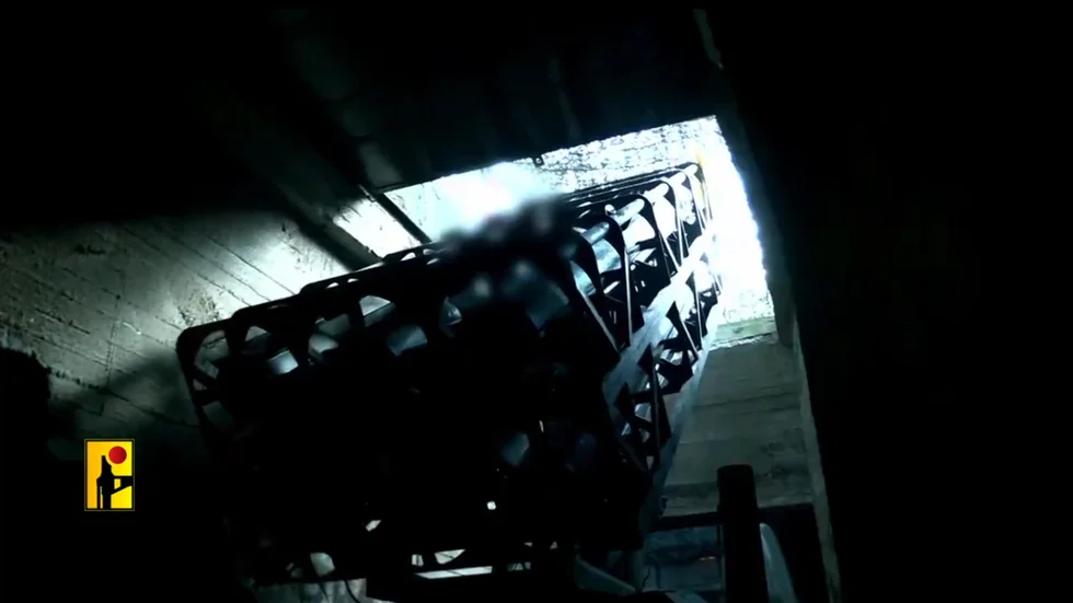 En avfyrningsramp för robotar riktas mot himlen via en lucka i tunnelsystemet. Stillbild från Hizbollahs propagandavideo.