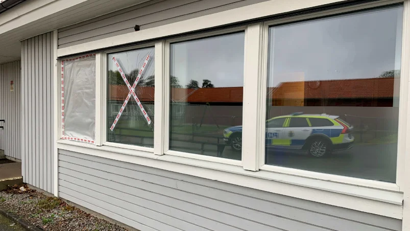 En man i 25-årsåldern krossade två rutor i en lokal som nyttjas av socialtjänsten i Kisa. (Bilden är hämtad ur förundersökningen.) 