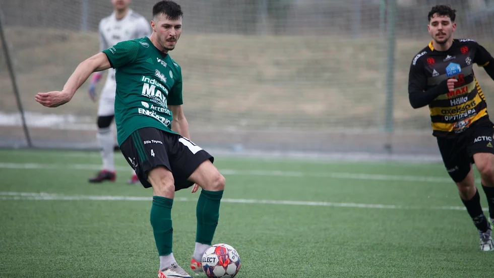 Mattias Özgün, ESK, prisas som årets försvarare i division 2 norra Svealand.