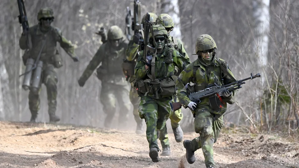 Skribenten funderar över om Sverige är på väg att bli en krigsnation.