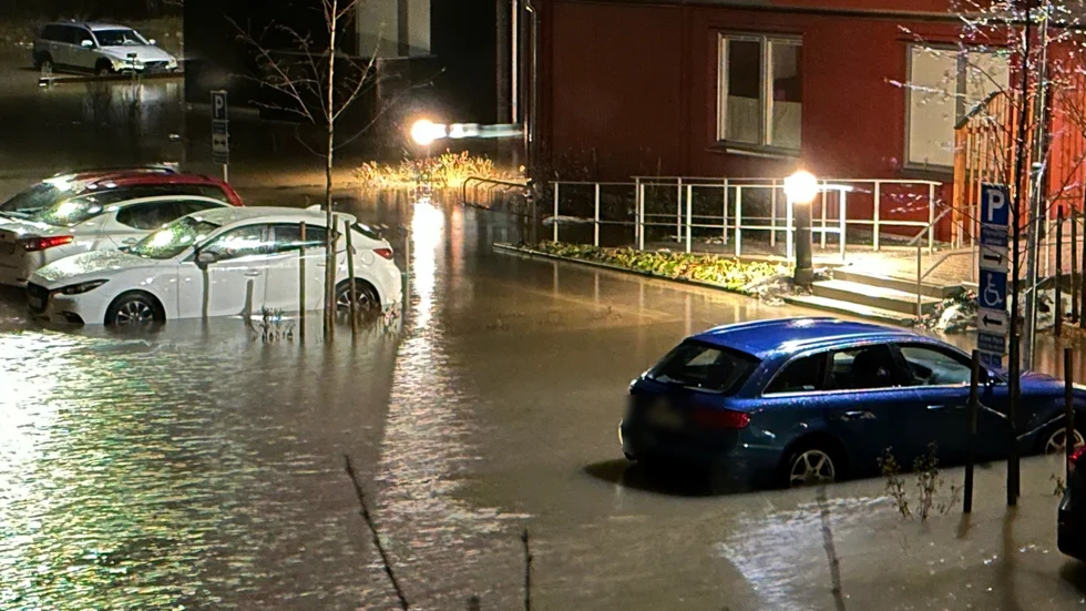 Under natten mot lördagen bildades en stor vattenansamling vid Vanadisvägen i Enköping.