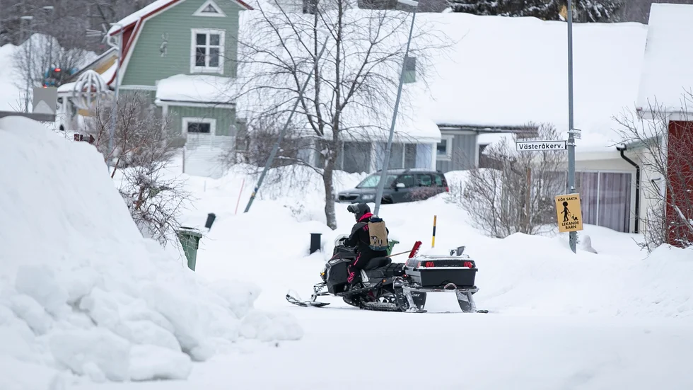 Just nu är det på vissa gator lovligt att köra snöskoter på gatorna. Det handlar om att ta sig till och från skoterlederna. 